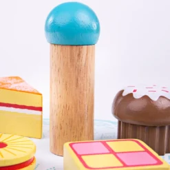 Présentoir à gâteaux et gâteaux en bois