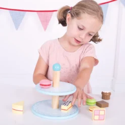 Présentoir à gâteaux et gâteaux en bois