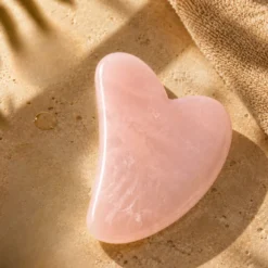 Rituel visage douceur du quartz en pierre véritable pour redessiner les traits
