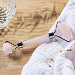 Rouleau de massage visage quartz rose