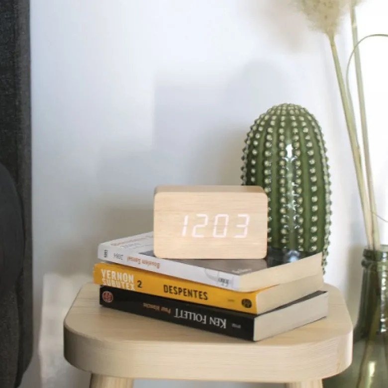 Réveil digital compact aspect bois