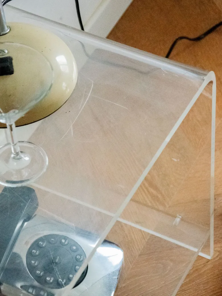 Table d'appoint en plexiglass n°799