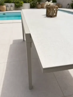 Table de jardin en aluminium et plateau sinterstone - grège