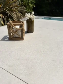 Table de jardin en aluminium et plateau sinterstone - grège