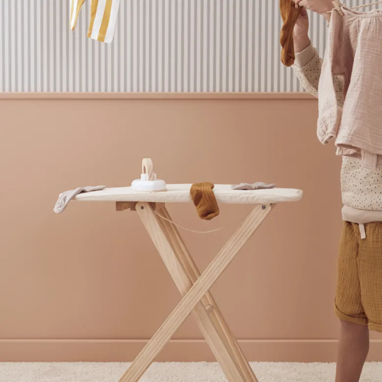 Table et fer à repasser en bois kid's hub