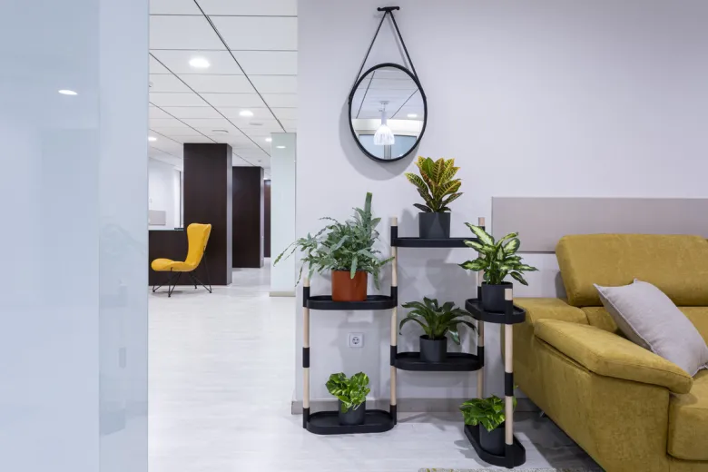 Étagère modulaire pour plantes noire à 6 plateaux et arrosage automatique