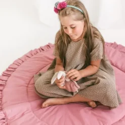 Tapis de jeu pour enfants avec bordure à volants rose