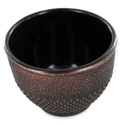 Tasse en fonte noire et dorée artisanale pour thé inspiration japonaise