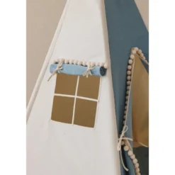 Tente tipi avec pompoms et tapis jeans