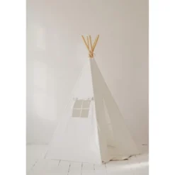 Tente tipi avec tapis blanc