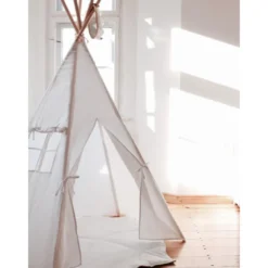 Tente tipi avec tapis blanc