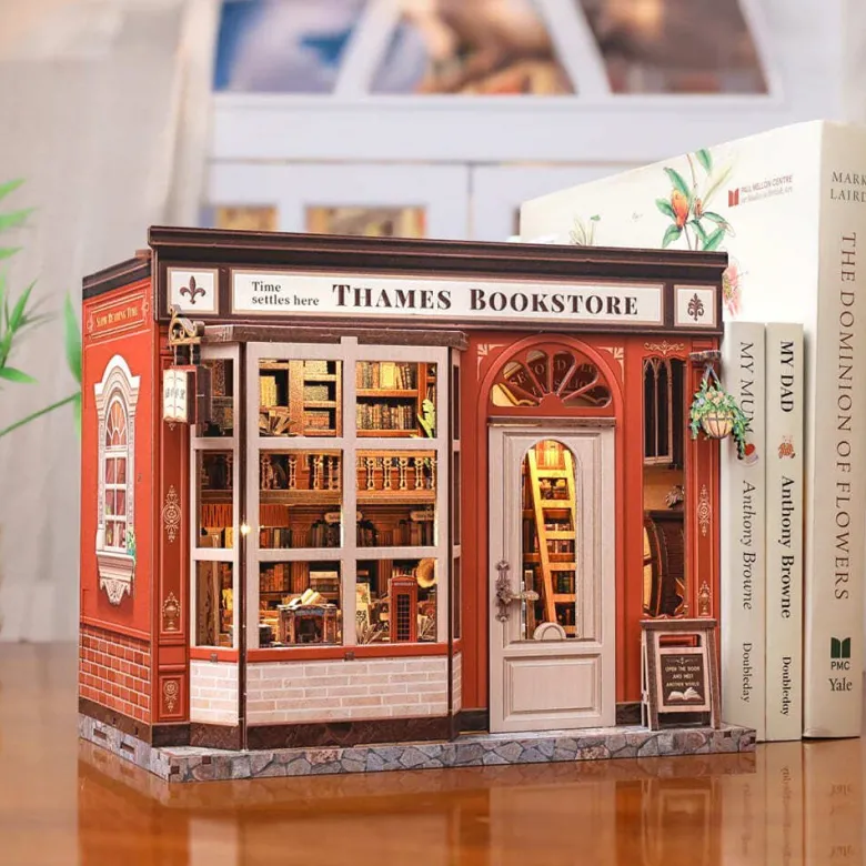 Thames bookstore - maquette booknook serre-livre