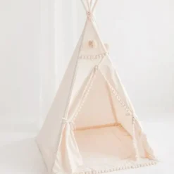 Tipi carré pour enfants avec pompons beige