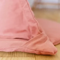 Tipi enfant avec tapis et guirlandes rose