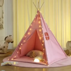 Tipi enfant avec tapis et guirlandes rose