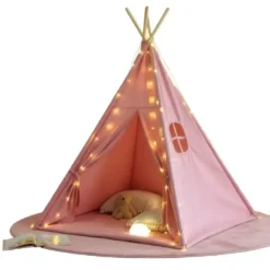 Tipi enfant avec tapis et guirlandes rose