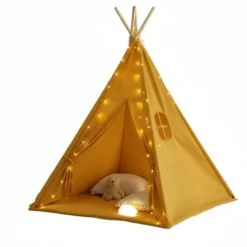 Tipi enfant avec tapis et guirlandes jaune