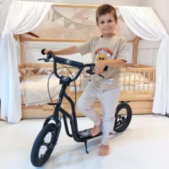 Trottinette enfant avec grandes roues gonflables et freins à main