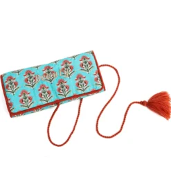 Trousse à bijoux de voyage artisanale roulée et brodée en tissu Bleu