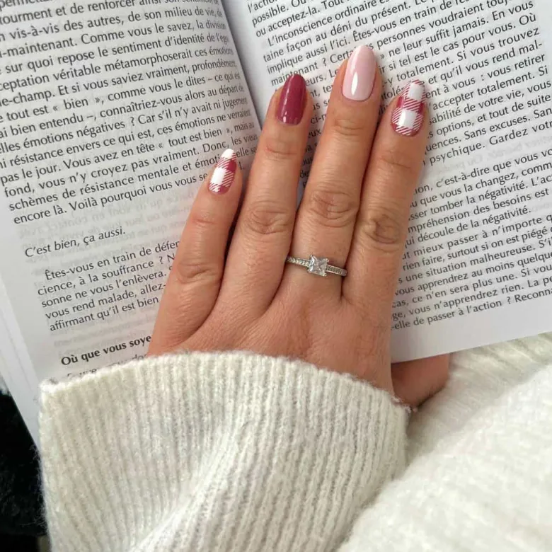Vernis autocollant gingham love - manucure facile longue tenue Vichy bordeaux