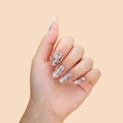 Vernis autocollant love notes - manucure facile longue tenue Nude dentelle noire