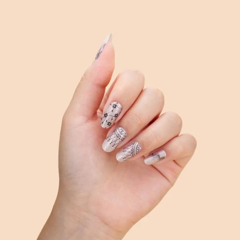 Vernis autocollant love notes - manucure facile longue tenue Nude dentelle noire
