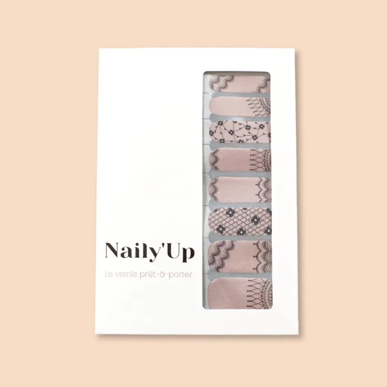 Vernis autocollant love notes - manucure facile longue tenue Nude dentelle noire