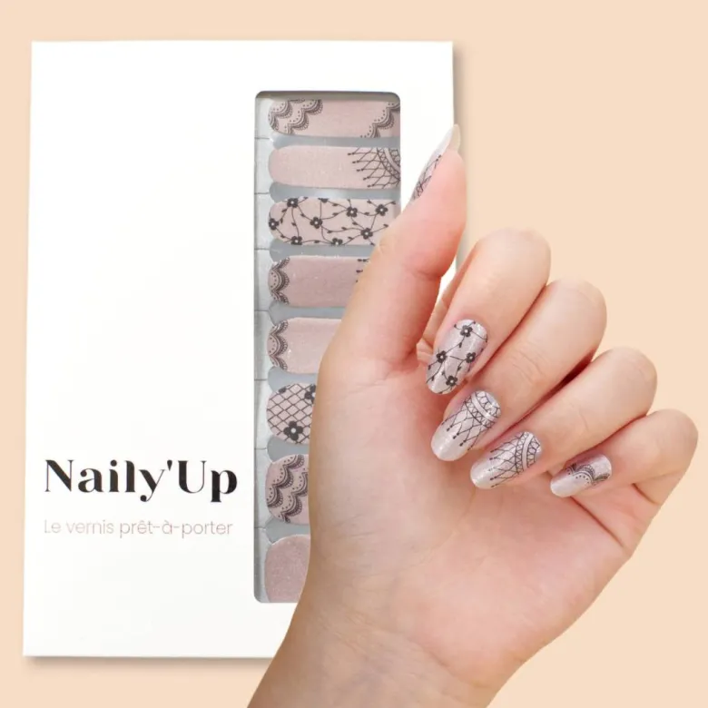 Vernis autocollant love notes - manucure facile longue tenue Nude dentelle noire
