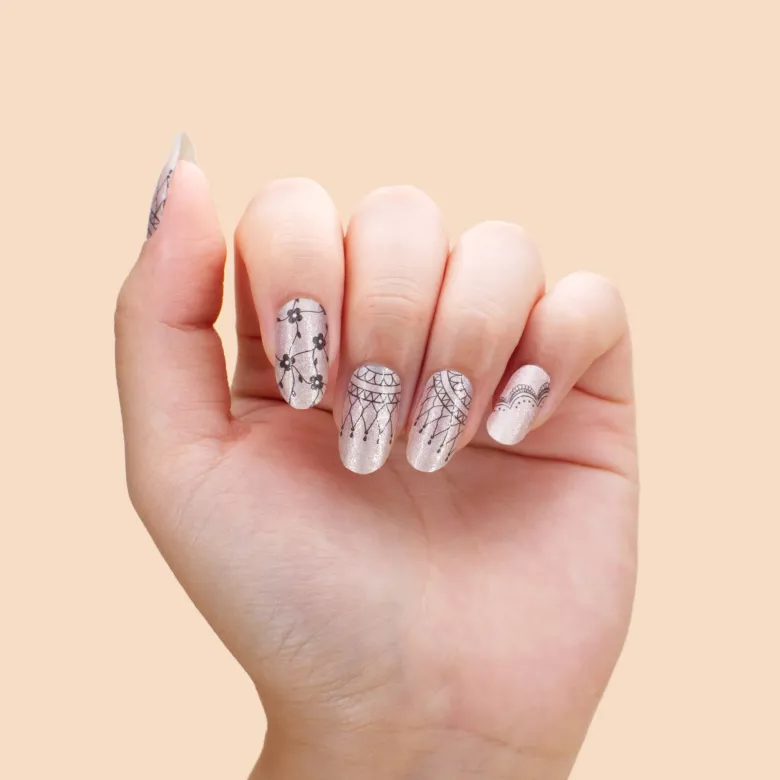 Vernis autocollant love notes - manucure facile longue tenue Nude dentelle noire