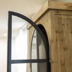 Vitrine en bois recyclé et métal garance