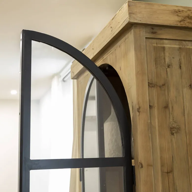 Vitrine en bois recyclé et métal garance
