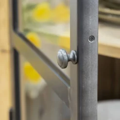 Vitrine en bois recyclé et métal garance