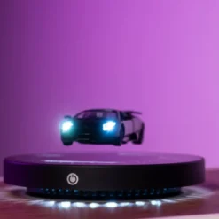 Voiture de sport miniature en lévitation